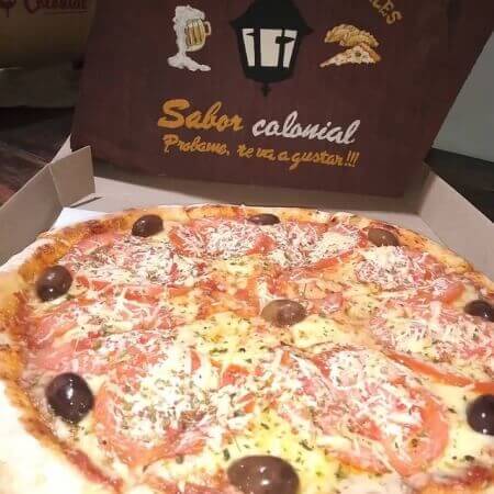 clásica pizza a la piedra de mozzarella