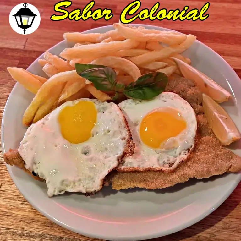 milanesa de carne o pollo a caballo, papas y huevos fritos