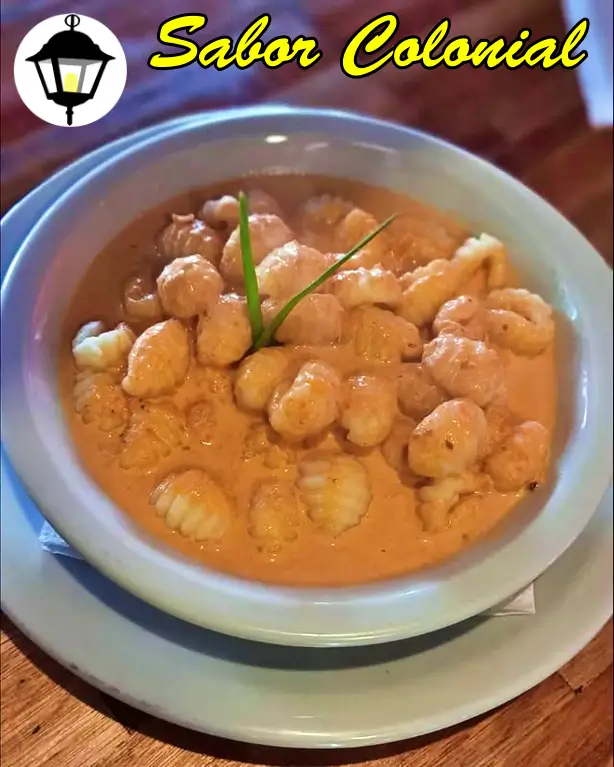 ñoquis con salsa rosa